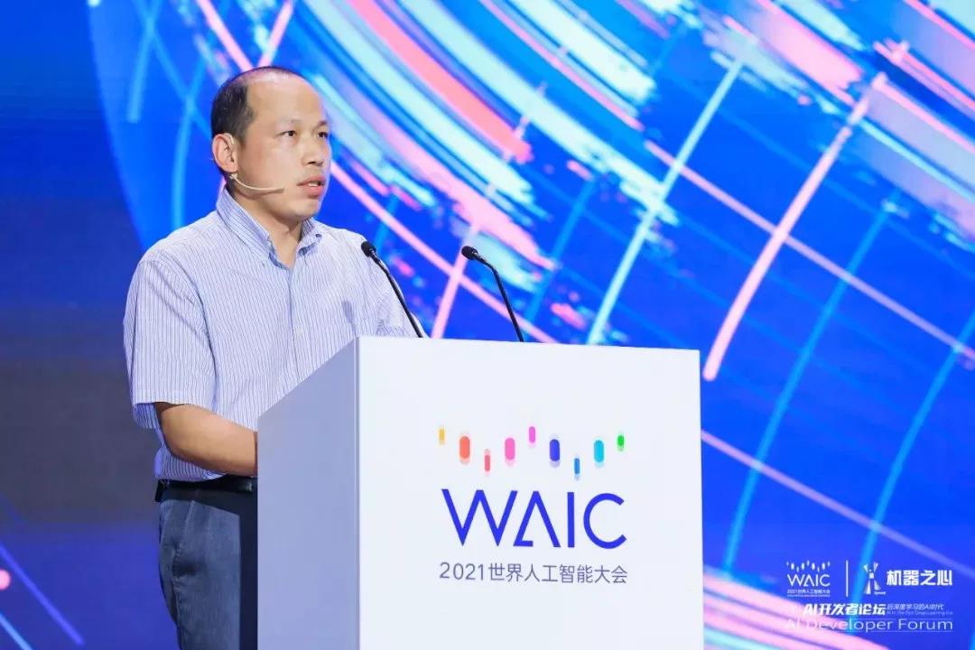 机器之心|WAIC 2021 | BOB半岛·(中国)体育官方副总裁肖嵘：创「芯」时代 打造自进化城市智能体